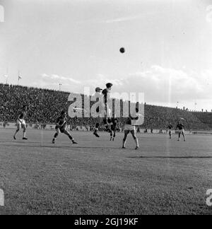 IRISH JACK KENNEDY FUSSBALLER IN AKTION FÜR DIE OLYMPISCHEN SPIELE ENGLAND GEGEN GRIECHENLAND IN ATHEN - ; 9. APRIL 1964 Stockfoto