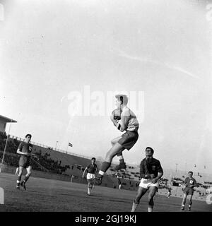 IRISH JACK KENNEDY FUSSBALLER IN AKTION FÜR DIE OLYMPISCHEN SPIELE ENGLAND GEGEN GRIECHENLAND IN ATHEN - ; 9. APRIL 1964 Stockfoto