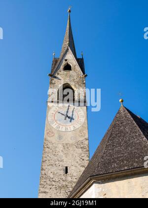 Chiesa Arcipretale Santa Maria Assunta. Traditionelle Architektur des Primiero. Fiera di Primiero im Tal von Primiero in den Tren-Dolomiten Stockfoto