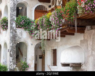 Typische alte Stadthäuser aus dem Mittelalter. Predazzo im Fleimstal, in den Dolomiten, Italien. (Nur Für Redaktionelle Zwecke) Stockfoto