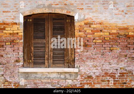 Fensterläden aus Holz und Ziegelwand, Burano, Veneto, Italien Stockfoto