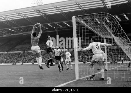 FUSSBALLER GORDON BANKS ENGLAND V URUGUAY IN AKTION FLORES N IN LONDON - ; 6. MAI 1964 Stockfoto