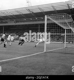 FUSSBALLER GORDON BANKS ENGLAND V URUGUAY IN AKTION FLORES UND SPENCER - ; 6. MAI 1964 Stockfoto