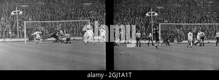 FUSSBALLSPIELER JOHNNY BYRNE ENGLAND V URUGUAY IN AKTION IN LONDON - ; 6. MAI 1964 Stockfoto