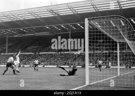 FUSSBALLSPIELER JOHNNY BYRNE ENGLAND V URUGUAY IN AKTION IN LONDON - ; 6. MAI 1964 Stockfoto