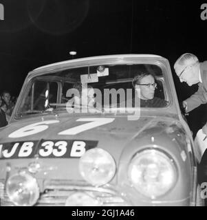 MOTORRALLYE AKROPOLIS-RENNEN IN GRIECHENLAND - PADDY HOPKIRK MIT CO-FAHRER HENRY LIDDON - 15. MAI 1964 Stockfoto