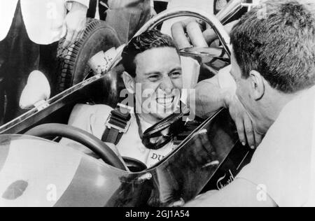 18. MAI 1964 ein weiterer Rekord für Jim Clark. Der schottische Rennfahrer Jim Clark, Weltmeister, grinst hier am 16. Mai beim Qualifying für das 500-Meilen-Rennen mit einer durchschnittlichen Geschwindigkeit von vier Runden von 158.828 mph fröhlich. Clarks Geschwindigkeitsrekord auf dem Indianapolis Speedway. Auf dem Mallory Park Circuit, Leicestershire, gewann Clark, der über Nacht aus Amerika geflogen war, gestern das Guards Trophy Race 200 in einem Lotus Ford und brach damit den Rundenrekord für Sportwagen über 2000 ccm in Indianapolis, Indiana, USA Stockfoto