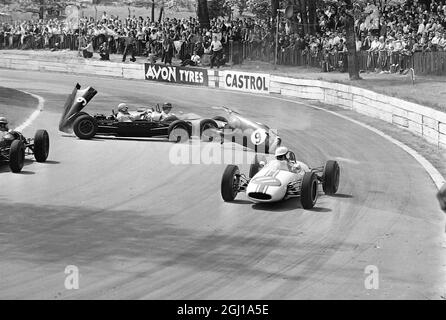 MOTORCRASH-RENNFAHRER BRADLEY & HART CRASH IN LONDON TROPHÄENRENNEN ; 18. MAI 1964 Stockfoto