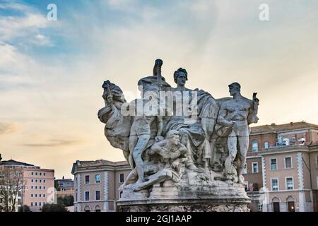 Römische Statue auf der Ponte-Brücke Vittorio Emanuele II, Tiber, Rom, Italien. Bridge wurde erst Ende des 19. Jahrhunderts erbaut. Stockfoto