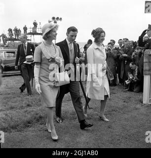 PFERDERENNEN IN EPSOM PRINZESSIN ALEXANDRA, ANGUS OGILVY KOMMEN MIT DER HERZOGIN VON KENT AN ; 3. JUNI 1964 Stockfoto
