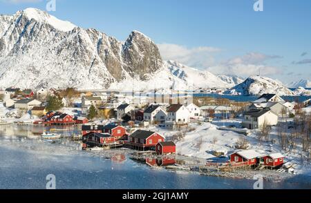 Dorf Reine auf der Insel Moskenesoya. Die Lofoten in Nordnorwegen im Winter. Skandinavien, Norwegen Stockfoto
