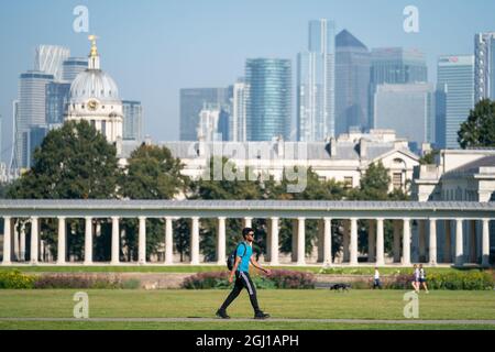 Ein Spaziergänger kommt am Old Naval College in Greenwich Park, London vorbei, da viele Teile Großbritanniens für einen weiteren Tag mit hohen Temperaturen eingestellt sind, da der warme Start bis September anhält. Bilddatum: Mittwoch, 8. September 2021. Stockfoto