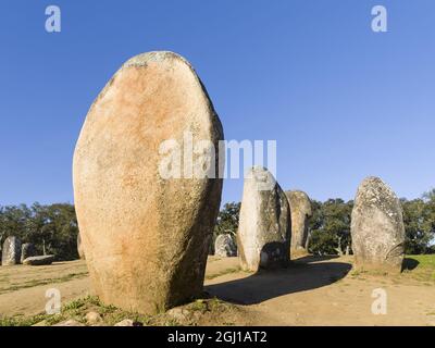 Almendres Cromlech (Cromeleque dos Almendres), ein ovaler Steinkreis aus der späten jungsteinzeit oder frühen Kupferzeit. Europa, Südeuropa, P Stockfoto