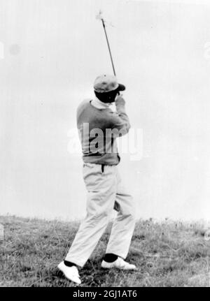 GOLF DER BRITISCHE OPEN BRUCE DEVLIN SPIELT VOM HILLOCK AM 4. IN ST ANDREWS, SCHOTTLAND ; 9. JULI 1964 Stockfoto