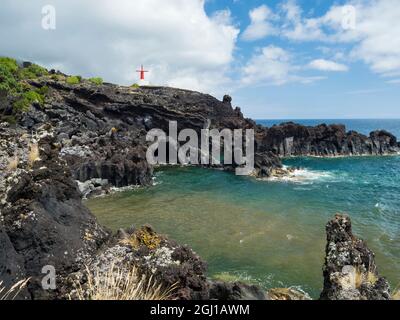 Dorf in Urzelina, traditionelle Windmühlen, Urzelina de Urzelina. Sao Jorge Island, Azoren, Portugal. Stockfoto