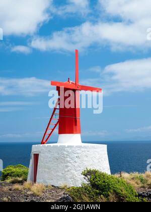 Dorf in Urzelina, traditionelle Windmühlen, Urzelina de Urzelina. Sao Jorge Island, Azoren, Portugal. Stockfoto