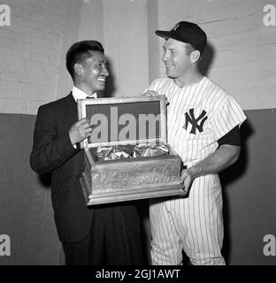 18. JULI 1964 Sherpa Tenzing Norgay präsentiert dem New Yorker Yankees-Baseballstar Mickey Mantle im Yankee Stadium in New York, USA, eine Kiste Tee. Stockfoto