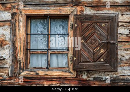 Europa, Rumänien, Bucovina, Campulung Moldovenesc, lokaler Hirte und Handwerker-Haus Fenster. Stockfoto