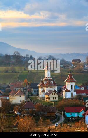 Europa, Rumänien, Bukowina, Campulung Moldovenesc, Herbst Farben. Kirchen im Tal. Stockfoto