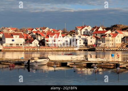 Schweden, Bohuslan, Insel Tjorn. Blick über die Dächer des Fischerdorfes Skarhamn, die Stadt und den Hafen. Stockfoto