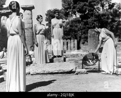 KATSELLI ALECA OLYMPISCHE FLAMMENPROBE IN OLYMPIA, GRIECHENLAND - ; 20. AUGUST 1964 Stockfoto