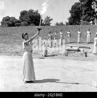 KATSELLI ALECA OLYMPISCHE FLAMMENPROBE IN OLYMPIA, GRIECHENLAND ; 21. AUGUST 1964 Stockfoto