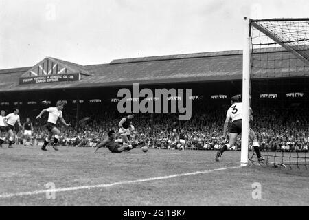 FUSSBALLSPIELER JOHNNY BYRNE IN AKTION WEST HAM V FULHAM IN LONDON - ; 22. AUGUST 1964 Stockfoto