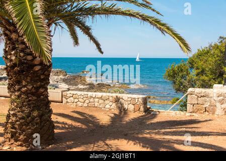 Kroatien, Dubrovnik. Lokrum Island. Segelboot fährt in der ruhigen Adria. Stockfoto