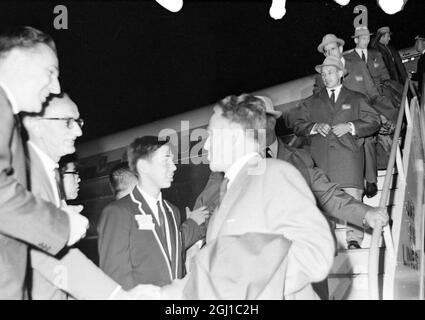 OLYMPISCHE JUGOSLAWISCHE WRESTLING-MANNSCHAFT BEGRÜSSTE JAPANISCHE BEAMTE IN TOKIO, JAPAN ; 23. SEPTEMBER 1964 Stockfoto