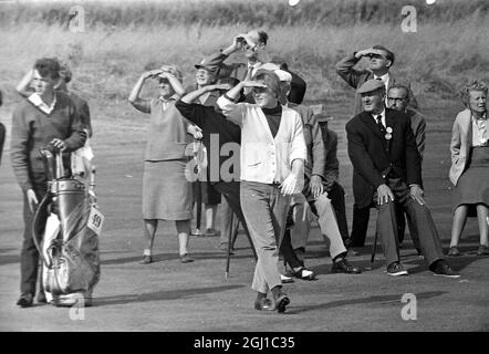 GOLF BRITISCHE FRAUEN OFFEN CAROL SORENSON SCHMIERT IHRE AUGEN IN SANDWICH, KENT ; 25. SEPTEMBER 1964 Stockfoto