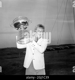 GOLF BRITISCHE FRAUEN ERÖFFNEN CAROL SORENSON WAVES CUP NACH DEM SIEG IN SANDWICH, KENT ; 25. SEPTEMBER 1964 Stockfoto