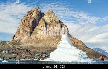 Die Stadt Uummannaq, nordwestlich von Grönland, liegt auf einer Insel im Uummannaq Fjordsystem. Stockfoto