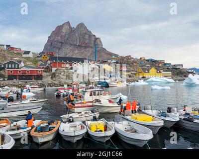 Der Hafen und die Stadt Uummannaq, nordwestlich von Grönland, liegt auf einer Insel im Uummannaq Fjordsystem. Stockfoto
