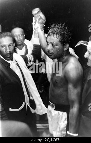 BOX-CHAMPION SUGAR RAY ROBINSON WÜRDIGT JUBEL DER FANS IN PARIS / ; 30. SEPTEMBER 1964 Stockfoto