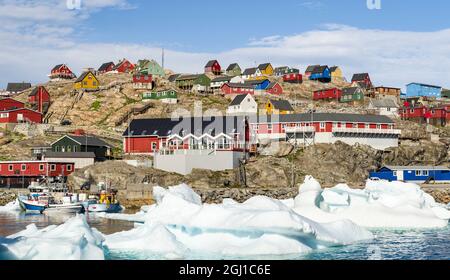 Der Hafen und die Stadt Uummannaq, nordwestlich von Grönland, liegt auf einer Insel im Uummannaq Fjordsystem. Stockfoto