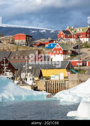Der Hafen und die Stadt Uummannaq, nordwestlich von Grönland, liegt auf einer Insel im Uummannaq Fjordsystem. Stockfoto