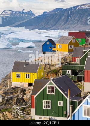 Stadt Uummannaq, nordwestlich von Grönland, auf einer Insel im Uummannaq Fjord System, Nuussuaq Halbinsel im Hintergrund. Stockfoto