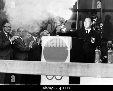 OLYMPISCHE SPIELE, OLYMPISCHE SPORTSPIELE - XVIII 18. OLYMPIADE IN TOKYO, JAPAN - OLYMPISCHE FLAMME WÄHREND DER ERÖFFNUNGSFEIER ENTZÜNDET ; 8. OKTOBER 1964 Stockfoto