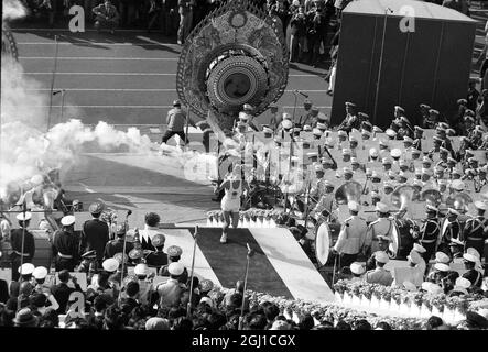 OLYMPISCHE SPIELE, OLYMPISCHE SPORTSPIELE - XVIII. OLYMPIADE IN TOKYO, JAPAN - ERÖFFNUNGSZEREMONIEN SAKAI SCHWINGT AN ZEREMONIELLEN GONGS VORBEI ; 11. OKTOBER 1964 Stockfoto