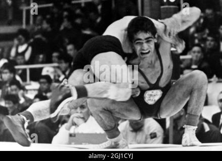 OLYMPISCHE SPIELE, OLYMPISCHE SPORTSPIELE - XVIII. OLYMPIADE IN TOKYO, JAPAN - WRESTLING OLYMPICS BANDEREADY LIFT GEORGIE ; 14. OKTOBER 1964 Stockfoto