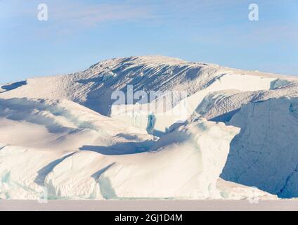 Eisberge erstarrten im Winter im Meereis des Uummannaq-Fjordsystems. Grönland, Dänisches Territorium Stockfoto