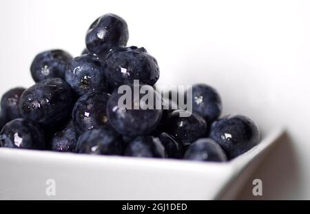 Schüssel mit Heidelbeeren. Stockfoto