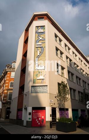 St Clement's Mural, 1961, von Harry Warren Wilson, das Mosaik repräsentiert den „London's River“ und Fächer, die an der School, London School of Economic, unterrichtet wurden Stockfoto