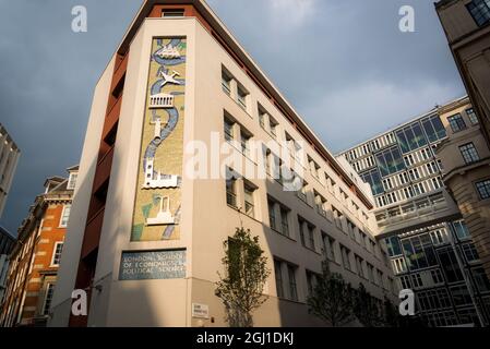 St Clement's Mural, 1961, von Harry Warren Wilson, das Mosaik repräsentiert den „London's River“ und Fächer, die an der School, London School of Economic, unterrichtet wurden Stockfoto