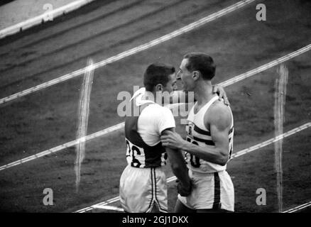 OLYMPISCHE SPIELE, OLYMPISCHE SPORTSPIELE - XVIII. OLYMPIADE IN TOKYO, JAPAN - HÜRDEN 400 METER BRITAINS COOPER GRATULIERT CRAWLEY ; 17. OKTOBER 1964 Stockfoto