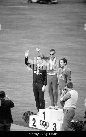 OLYMPISCHE SPIELE, OLYMPISCHE SPORTSPIELE - XVIII. OLYMPIADE IN TOKYO, JAPAN - OLYMPISCHE HÜRDEN 400 METER ZEREMONIE CRAWLEY COOPER MORAL ; 17. OKTOBER 1964 Stockfoto