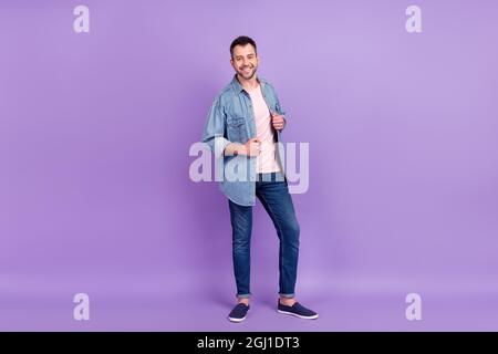 In voller Länge Foto von jungen schönen Kerl glücklich positive Lächeln zuversichtlich tragen lässige Outfit isoliert über lila Farbe Hintergrund Stockfoto