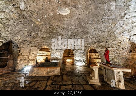 SPLIT, KROATIEN - 18. JUNI 2018: Innenraum der Krypta in der Kathedrale St. Domnius in Split, Kroatien Stockfoto