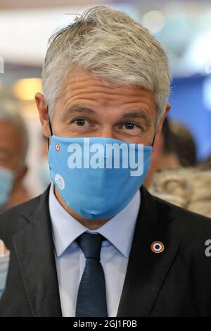 Laurent Wauquiez, Präsident der Region Auvergne Rhone Alpes, bei der Eröffnung der Global Industry Exhibition in der Eurexpo Lyon.der französische Premierminister Jean Castex und der für die Industrie beauftragte Delegierte Agnès Pannier-Runacher eröffneten die Global Industry Trade Show in Lyon (Frankreich). Bei dieser Gelegenheit bestanden sie auf der Notwendigkeit einer industriellen Unabhängigkeit und erneuerten die Beihilfen für die Einstellung von Auszubildenden. Dies ist die erste Messe, die seit Beginn der Coronavirus-Epidemie stattfindet. Sie ist nur für den Inhaber des Gesundheitspasses zugänglich. Stockfoto