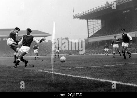 FOOTBALL ARSENAL V EVERTON SCOTT & MCCULLOCK TACKLE ; 31. OKTOBER 1964 Stockfoto